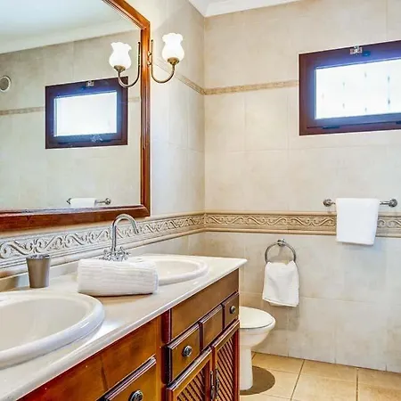 Playa Blanca Sleeps 8 Pool Wifi Villa *